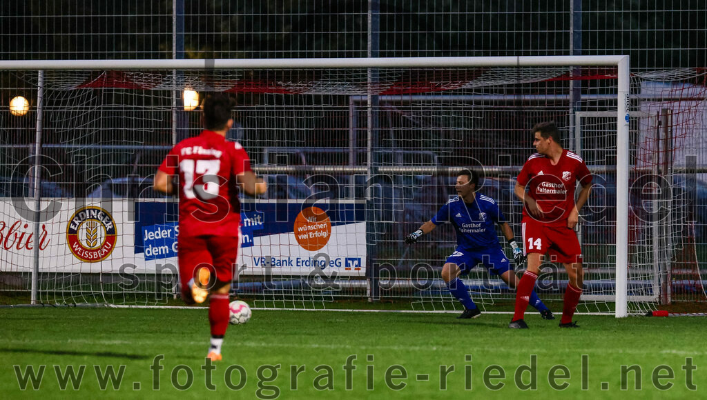 2023-08-01_046_FC_Finsing_gegen_SpVgg_Altenerding | Finsing, Deutschland, 01.08.2023:
Fußball, TOTO Pokal 2023 / 2024, 1. Spieltag, FC Finsing gegen SpVgg Altenerding, Endergebnis: 0:5

Michael Greiner (FC Finsing, #13), Torwart Tobias Forchhammer (FC Finsing, #22), Andreas Simml (FC Finsing, #14)

Foto: Christian Riedel / fotografie-riedel.net