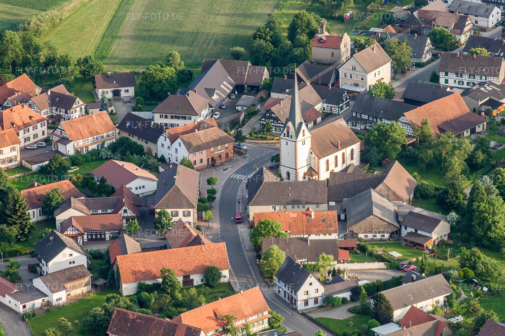 Luftbild: Kirchengebäude im Dorfkern im Ortsteil Legelshurst in Willstätt im Bundesland Baden-Württemberg in Deutschland. Foto: IMG_28909.jpg vom 14.06.2010 durch Werner Riehm/FLY-FOTO.de