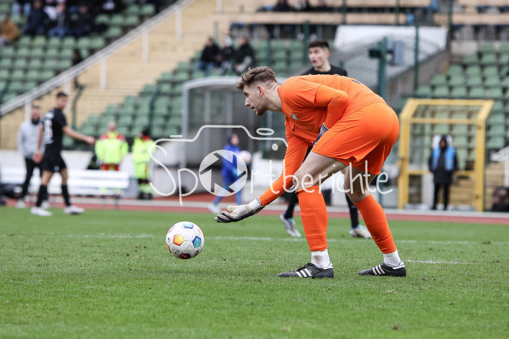 VSG Altglienicke - Viktoria Berlin | Viktoria Keeper Florian Hermann HORENBURG (VIK #22) am Ball / Freisteller / Einzelfoto