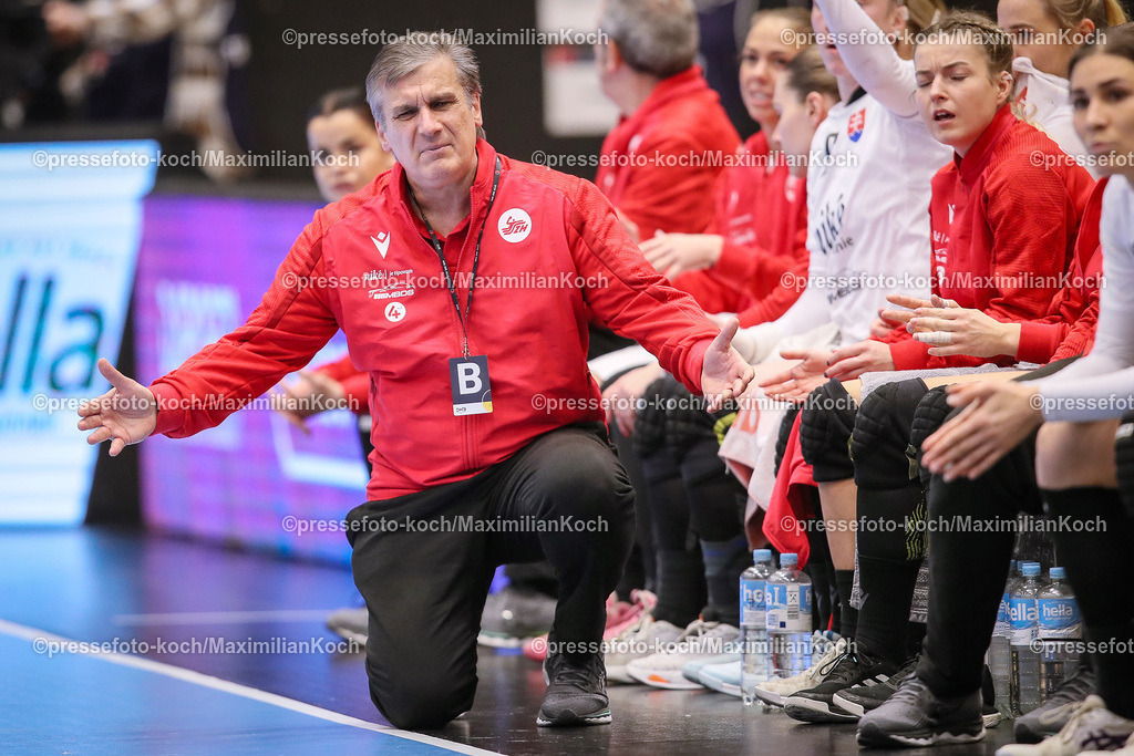 DueDHB03032402157 | 03.03.2024, Handball, Düsseldorf, Mitsubishi Electric Halle, Frauen EHF EURO Qualifikation, Spieltag 4, Deutschland - Slowakei: Nationaltrainer Jorge Duenas (Slowakei) gestikulierend am Spielfeldrand
