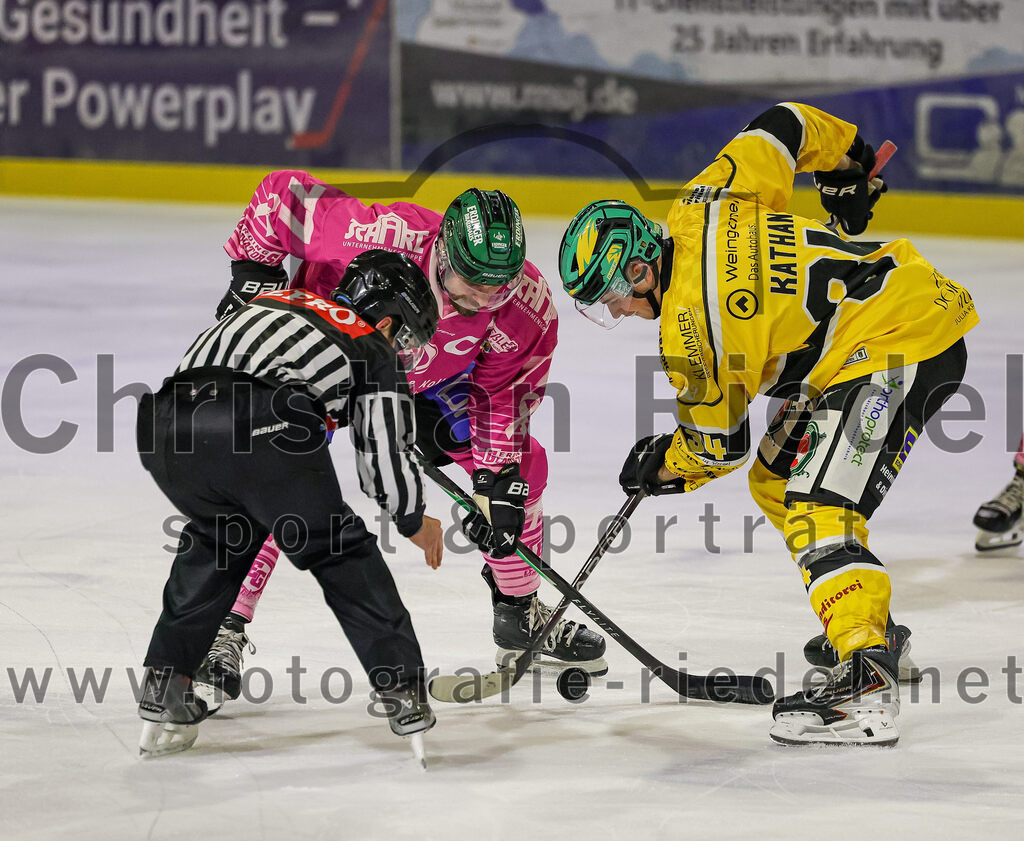 2025-10-28_142_TSV_Erding_gegen_Toelzer_Loewen | Erding, Deutschland, 28.10.2025:Eishockey, Oberliga Süd 2025 / 2026, 13. Spieltag, TSV Erding gegen Tölzer Löwen, Endergebnis: 2:5Philipp Michl (Erding Gladiators, #77), Kilian Kathan (Tölzer Löwen, #34)Foto: Christian Riedel / fotografie-riedel.net