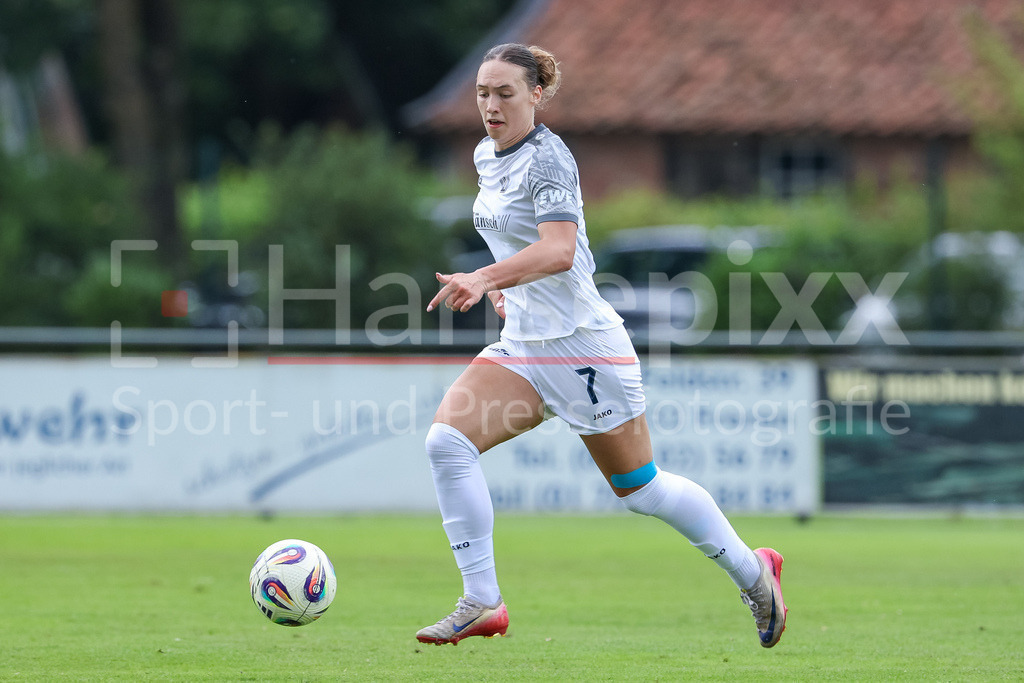 Fussball, Testspiel Frauen, SV Meppen - VfL Bochum | Lucy Karwatzki (SV Meppen, 7) am Ball, Freisteller, Einzelbild, Ganzkörper, Aktion, Action, Spielszene