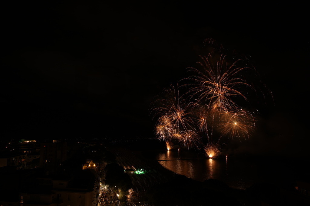 Ferragosto Fireworks in Grado, Italy | GRADO, ITALY, 15.AUG.26 - FIREWORKS - Ferragosto fireworks over the Adriatic Sea in Grado, Italy. Colorful fireworks light up the night sky above the beach, coastline and waterfront during the traditional summer celebration. - Realisiert mit Pictrs.com