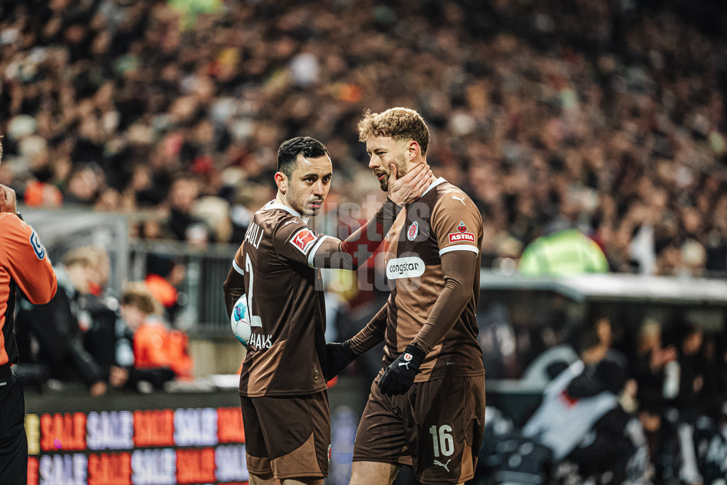 Fußball | Männer | Saison 2024/2025  | Fußball-Bundesliga | 26. Spieltag | FC St. Pauli vs. TSG Hoffenheim | 14.03.2025 | v.l. Manolis Saliakas (#2, FC St. Pauli) und Carlo Boukhalfa (#16, FC St. Pauli) schlagen ein