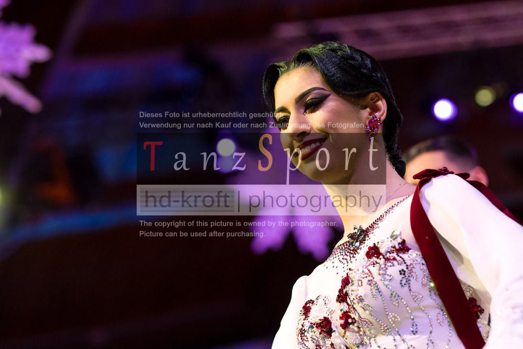 20241215_WDSF_Int_Open_Std-Riga-9556 | Tanzsportbilder, Standardtanz, Lateintanz, WDSF, DTV, LTVB, dancecomp, goc, hessen tanzt, blaues band der spree, walzer, tango, wiener walzer, slowfox, quickstepp, samba, rumba, cha-cha-cha, paso doble. jive, hd-kroft photography, turniertanzsport
