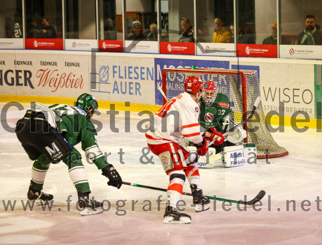 2023-10-20_040_TSV_Erding_gegen_EHC_Klostersee | Erding, Deutschland, 20.10.2023:.Eishockey, Bayernliga Vorrunde 2023 / 2024, 2. Spieltag, TSV Erding gegen EHC Klostersee, Endergebnis: 7:2..Simon Roeder (EHC Klostersee, #10), Torwart Dimitri Pätzold (Erding Gladiators, #32)..Foto: Christian Riedel / fotografie-riedel.net
