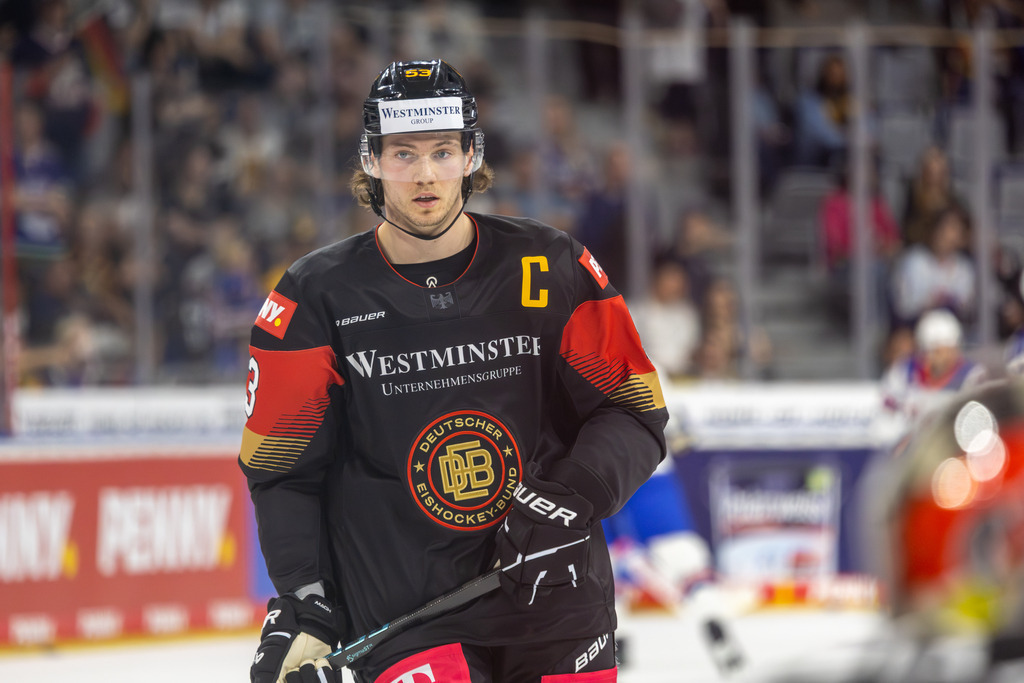 Eishockey-Länderspiel Deutschland gegen USA in Mannheim (letztes Vorbereitungsspiel vor der WM in der Schweiz) | Eishockey-Länderspiel Deutschland gegen USA in Mannheim (letztes Vorbereitungsspiel vor der WM in der Schweiz)***Moritz Seider (53, Deutschland) beim Warm-Up - Realisiert mit Pictrs.com