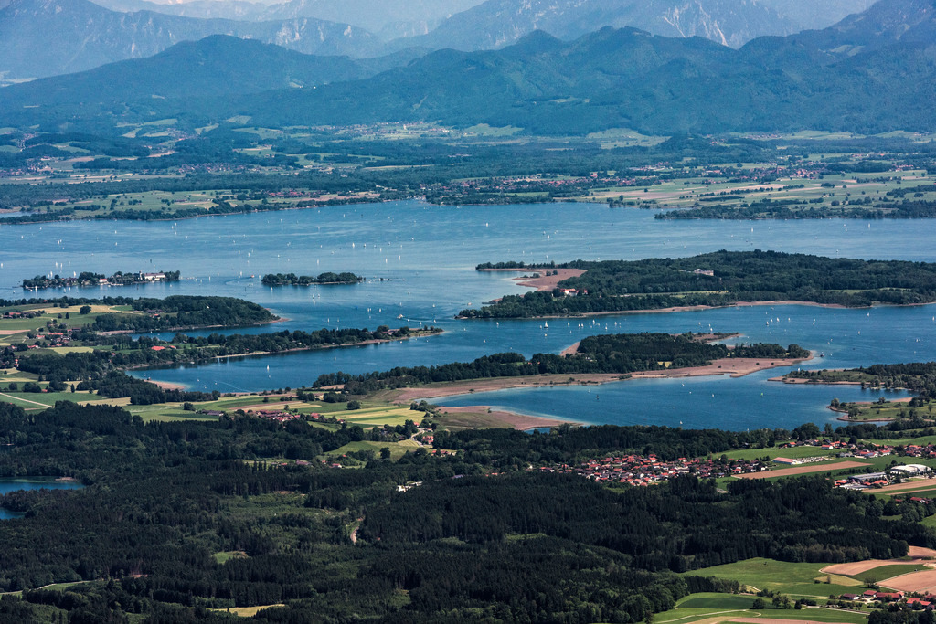 dr__0017782.jpg | BREITBRUNN AM CHIEMSEE 27.05.2017 Uferbereiche am Seegebiet des Chiemsee  in Breitbrunn am Chiemsee mit Blick auf die Herreninsel und Fraueninsel im Bundesland Bayern, Deutschland. // Riparian areas on the lake area of Chiemsee  in Breitbrunn am Chiemsee in the state Bavaria, Germany. Foto: Daniel Reiter