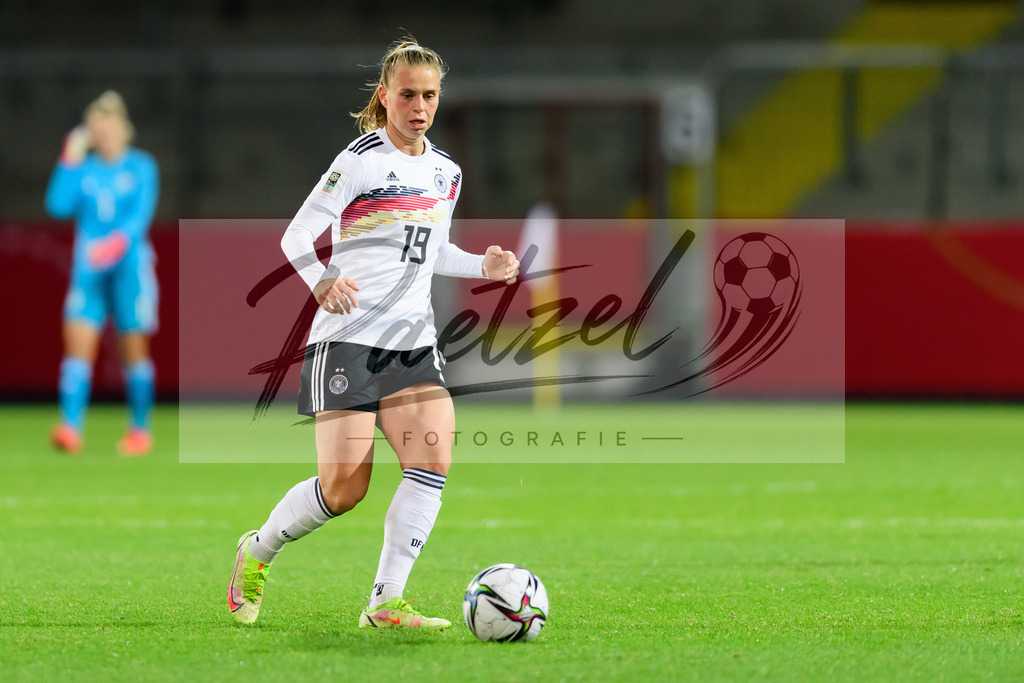 GERTUR20211126_175 | Fussball, Frauen: Klara Buehl (Germany) in Aktion, am Ball, Einzelaktion bei dem Spiel der WM-Qualifikation zwischen Deutschland und Tuerkei im Eintracht-Stadion am 26.11.2021 in Braunschweig, Deutschland. - Realisiert mit Pictrs.com