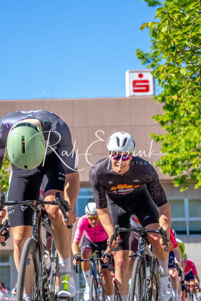 Spurt in den Mai 2026 - Großer Preis der Sparkasse Neuss | Annual one-day road cycling race "Großer Preis der Sparkasse Neuss" held in Büttgen, Germany, organized by VfR Büttgen 1912 e.V. The event features multiple races across all age categories from U11 youth to Elite men. - Realisiert mit Pictrs.com
