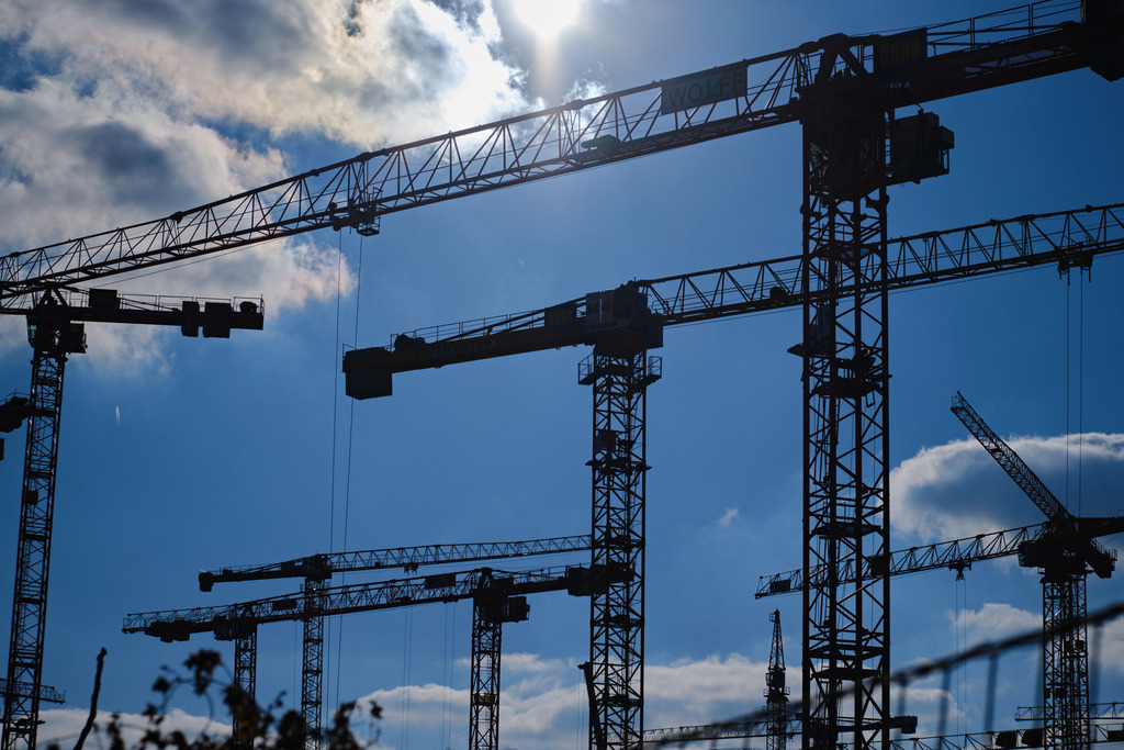 Hochkran auf dem Bauplatz Donaufeld | Wien, Austria - February 03, 2025: Hochkran auf dem Bauplatz Donaufeld. - Realisiert mit Pictrs.com