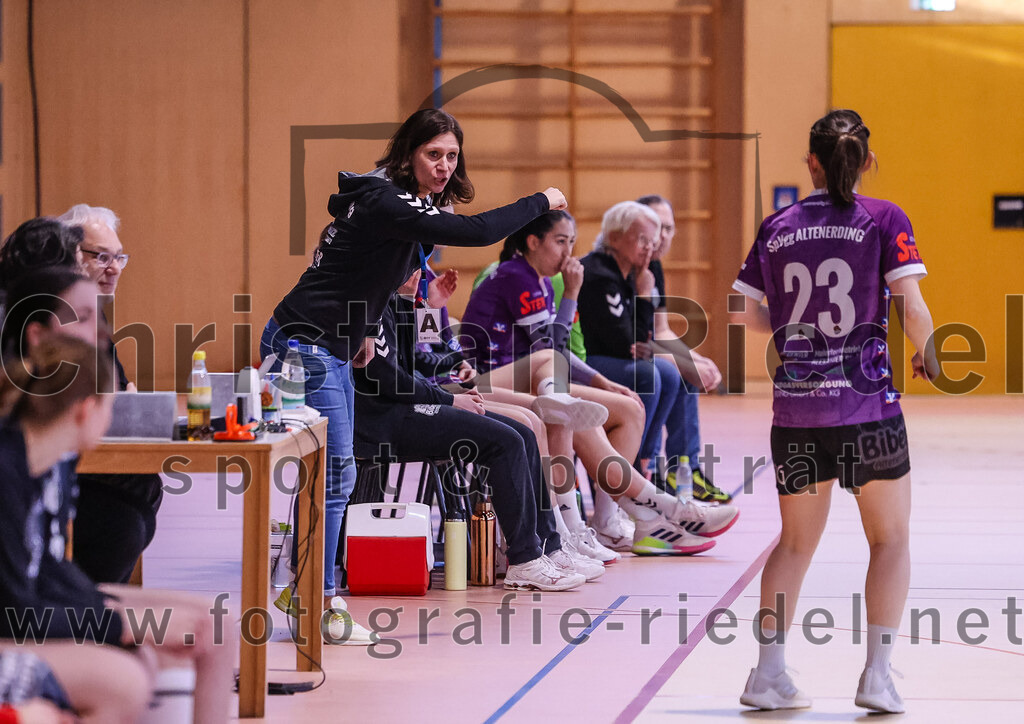 2025-02-22_010_SpVgg_Altenerding_gegen_TG_Landshut | Erding, Deutschland, 22.02.2025:Handball, Bezirksoberliga Frauen Altbayern 2024 / 2024, 15. Spieltag, SpVgg Altenerding gegen TG Landshut, Endergebnis: 25:22Trainer Grit Kschischow (SpVgg Altenerding), Katharina Künstner (SpVgg Altenerding, #23)Foto: Christian Riedel / fotografie-riedel.net