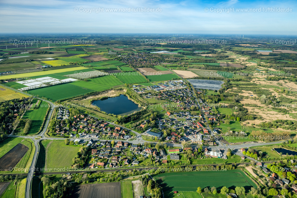 Horneburg_Postmoor_ELS_4869010523 | BLIEDERSDORF 01.05.2023 Ortsansicht der Straßen und Häuser der Wohngebiete in Bliedersdorf "Postmoor" im Bundesland Niedersachsen, Deutschland. // City view of the streets and houses of the residential areas in Bliedersdorf "Postmoor" in the state Lower Saxony, Germany. Foto: Martin Elsen