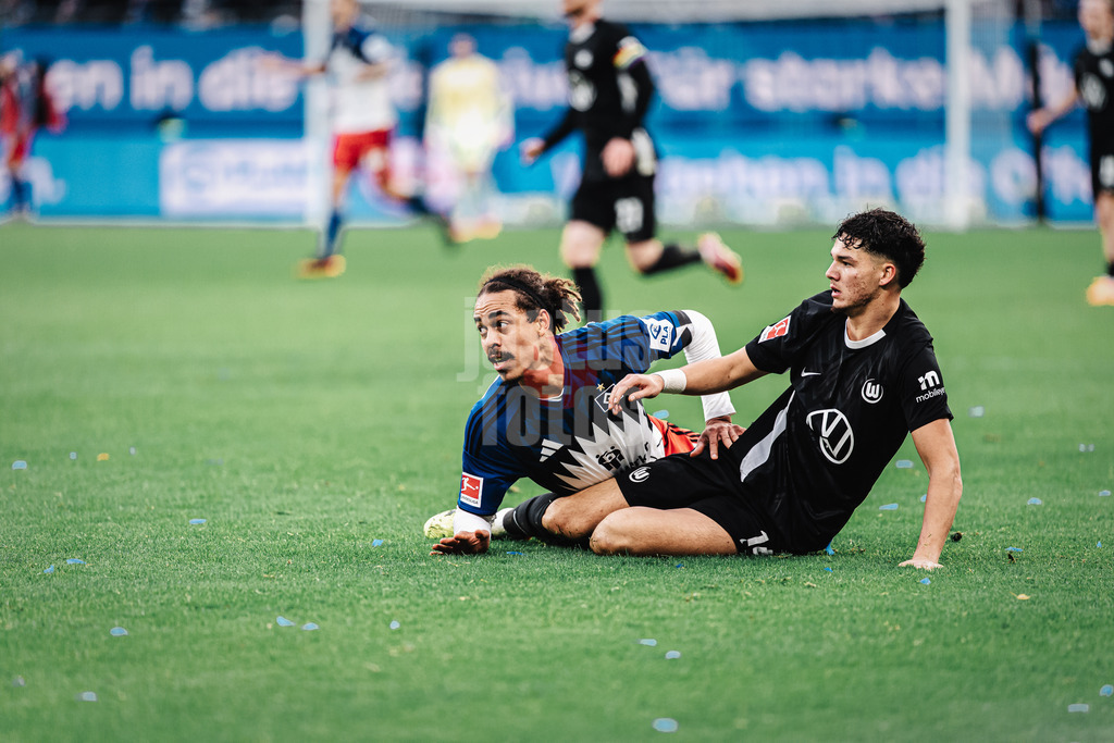 Fußball | Männer | Saison 2025/2026 | 1. Fußball-Bundesliga | 8. Spieltag | Hamburger SV vs. VfL Wolfsburg | 25.10.2025 | v.l. Yussuf Poulsen (#15, HSV) und Jenson Danluca Seelt (#14, VfL Wolfsburg) betrachten das Spiel vom Boden aus