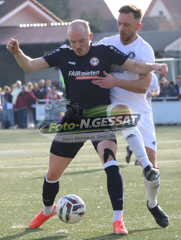 TuS Bruchmühlen - VfL Holsen | Auf dem Bild zu sehen: weiß TuS Bruchmühlen: Kevin Joerend ; schwarz VfL Holsen: Luca Jan FiluschTuS Bruchmühlen, VfL Holsen, Saison 25/26, Kreisliga A, Deutschland - Realisiert mit Pictrs.com