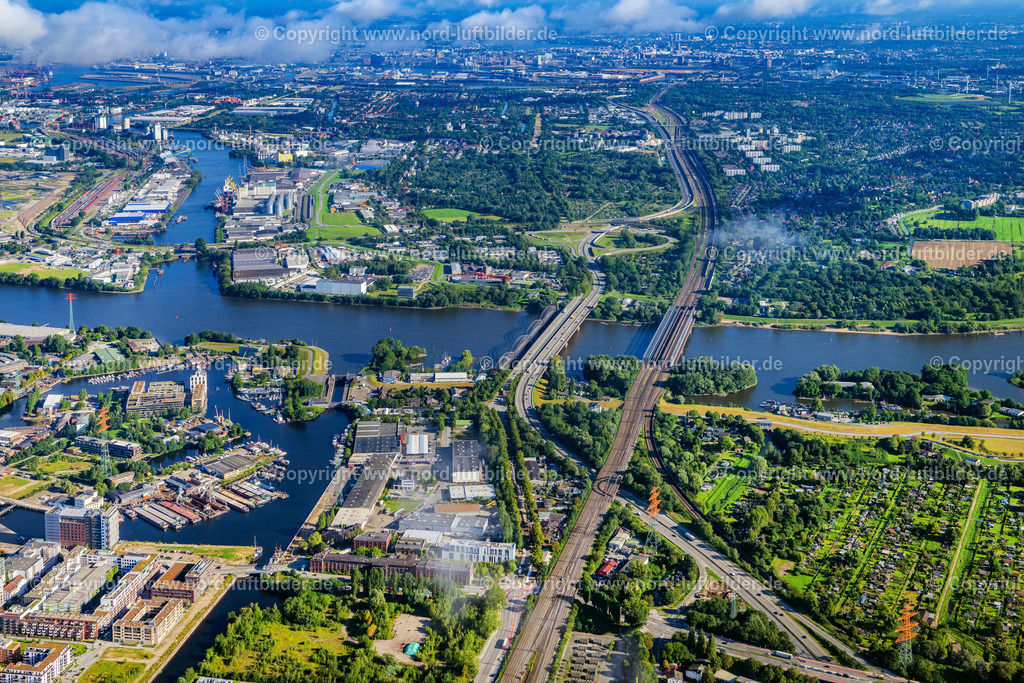 Hamburg_Harburg_Elbbrücken_ELS_4652280823 | HAMBURG 28.08.2023 Flußbrückenbauwerke: Alte Harburger Elbbrücke, Brücke des 17. Juni, Autobahnbrücke der A253 und Bahnbrücke über die Süderelbe in Hamburg, Deutschland. // River - bridges: Old Elbe-bridge of Harburg, Bridge of the 17. June, Motorwaybridge of A253 and Railwaybridge crossing the southern Elbe in Hamburg, Germany. Foto: Martin Elsen