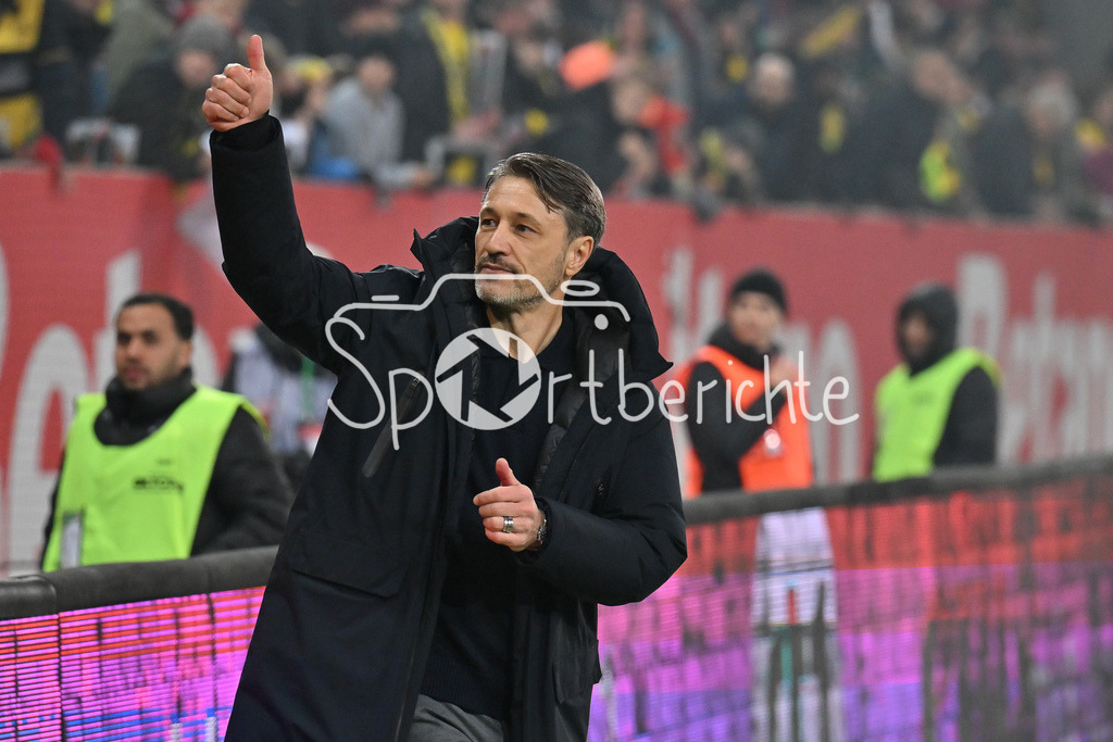 FC Augsburg - Borussia Dortmund | AUGSBURG, GERMANY - the team of Borussia Dortumund celebrating withe the fans after the bundesliga match between FC Augsburg vs. Borussia Dortmund on matchday 9 at WWK Arena on October 31, 2025 in Augsburg, Germany / DFL REGULATIONS PROHIBIT ANY USE OF PHOTOGRAPHS AS IMAGE SEQUENCES AND/OR QUASI-VIDEO / Niko KOVAC headcoach Borussia Dortmund, time, flight