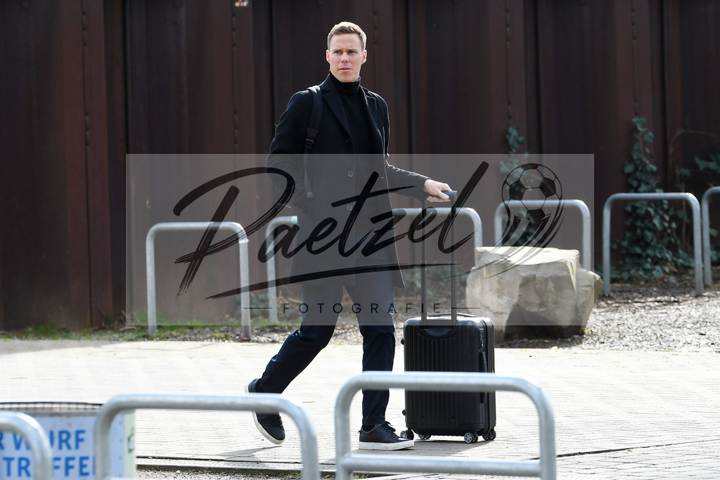 20200303_PKWBRE_0066 | Fussball, Herren: Niklas Moisander (Werder Bremen) schaut auf dem Weg ins wohninvest Weserstadion am 03.03.2020 in Bremen, Deutschland. - Realisiert mit Pictrs.com