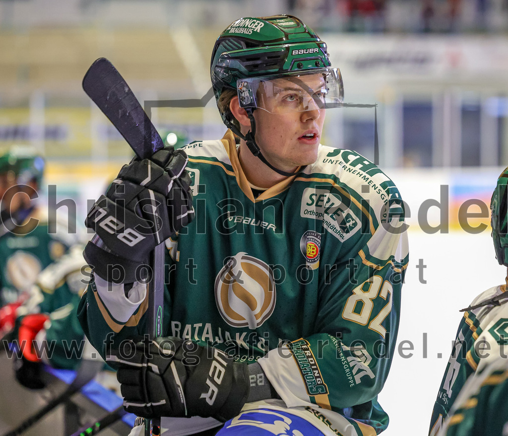 2025-11-25_059_TSV_Erding_gegen_EHF_Passau_Black_Hawks | Erding, Deutschland, 25.11.2025:Eishockey, Oberliga Süd 2025 / 2026, 20. Spieltag, TSV Erding gegen EHF Passau Black Hawks, Endergebnis: 2:3 n.V.Moritz Köttstorfer (Erding Gladiators, #82)Foto: Christian Riedel / fotografie-riedel.net