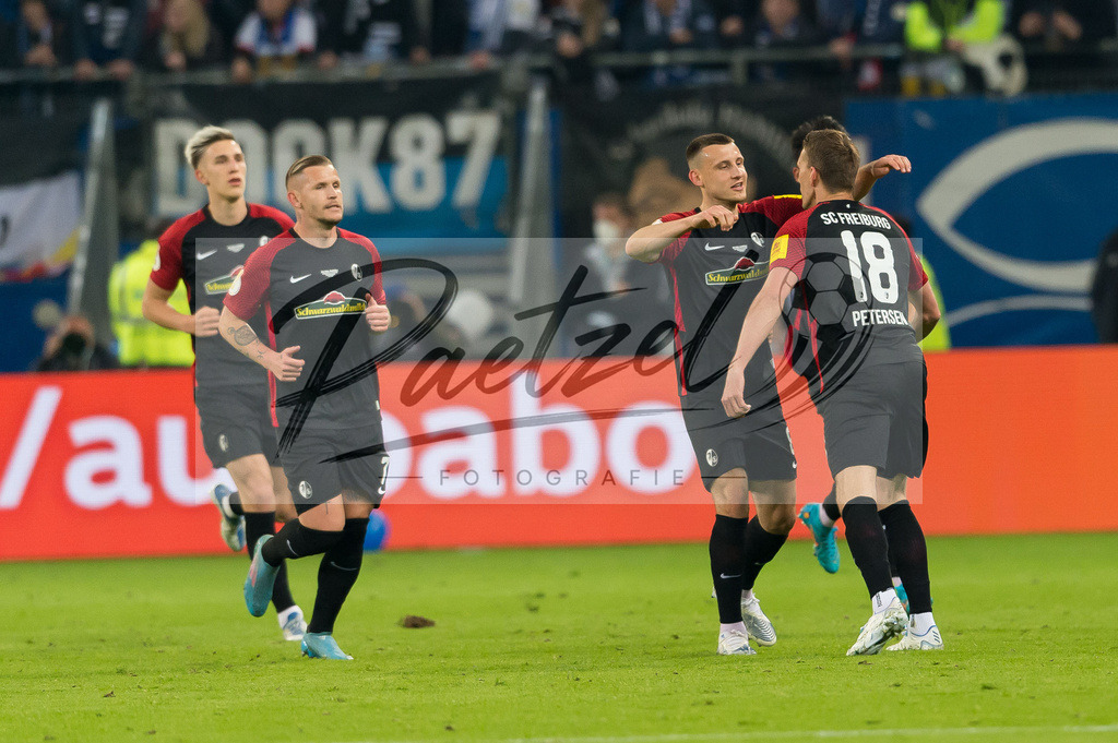 HSVSCF20220419_076 | Fussball, Herren: Nils Petersen (SC Freiburg) Torjubel, jubelt mit seiner Mannschaft nach dem Treffer zum 0:1 beim DFB-Pokal-Halbfinalspiel zwischen Hamburger SV und SC Freiburg im Volksparkstadion am 19.04.2022 in Hamburg, Deutschland.DFB / DFL REGULATIONS PROHIBIT ANY USE OF PHOTOGRAPHS AS IMAGE SEQUENCES AND/OR QUASI-VIDEO. - Realisiert mit Pictrs.com