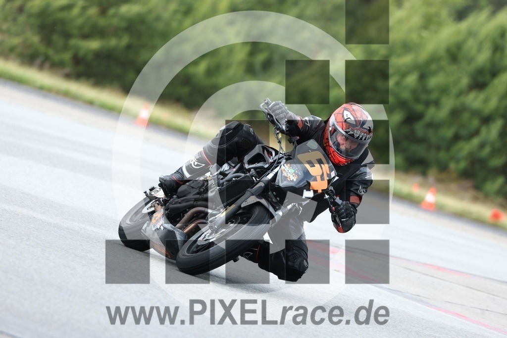 0671-20250608_10830 | Schöne Erinnerungen an spannende Momente - das festzuhalten ist unser Job. PIXELrace.de ist seit 2003 auf den Rennstrecken Europas unterwegs um die Action draußen beim Fahren und die wunderbare Stimmung imm Fahrerlager für euch einzufangen.