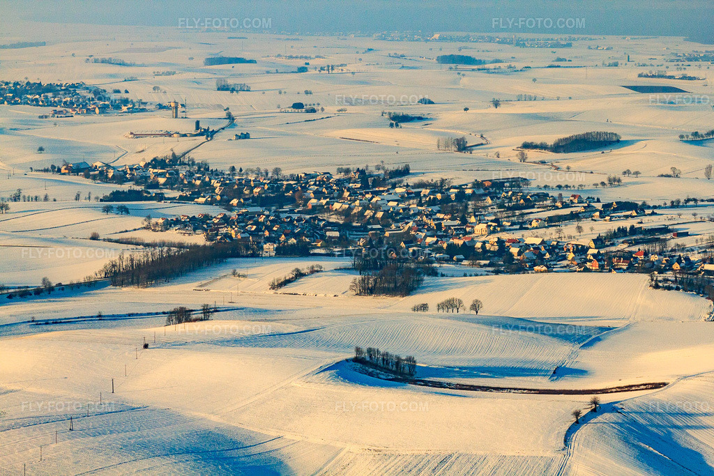 Aerial view: Village view in winter with snow in Wintzenbach in the state Bas-Rhin, France. – Photo: IMG_36630.jpg taken on 01/05/2011 by Werner Riehm/FLY-FOTO.com – Resolution of the original: 4752 x 3168 px
