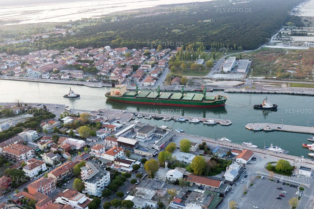 Luftbild: Ortsansicht in Marina di Ravenna im Bundesland Emilia-Romagna in Italien. Foto: IMG_098515.jpg vom 05.04.2017 durch Werner Riehm/FLY-FOTO.de