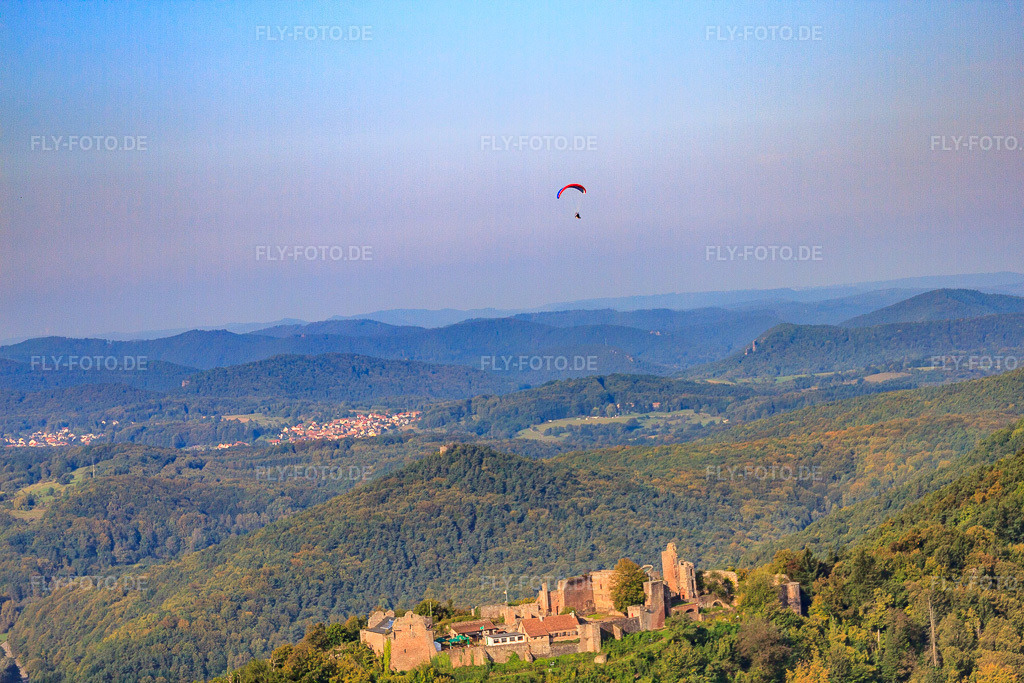 Luftbild: Paragleiter über der Madenburg in Eschbach im Bundesland Rheinland-Pfalz in Deutschland. Foto: IMG_45433.jpg vom 24.09.2011 durch Werner Riehm/FLY-FOTO.de
