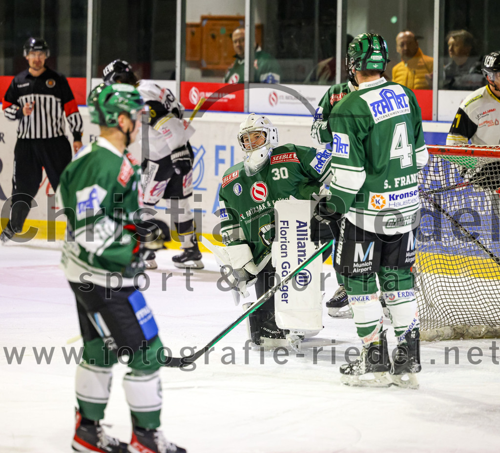 2023-11-17_006_TSV_Erding_gegen_EA_Schongau | Erding, Deutschland, 17.11.2023:
Eishockey, Bayernliga Vorrunde 2023 / 2024, 10. Spieltag, TSV Erding gegen EA Schongau, Endergebnis: 12:4

Torwart Patrick Mayer (Erding Gladiators, #30), Simon Franz (Erding Gladiators, #4)

Foto: Christian Riedel / fotografie-riedel.net
