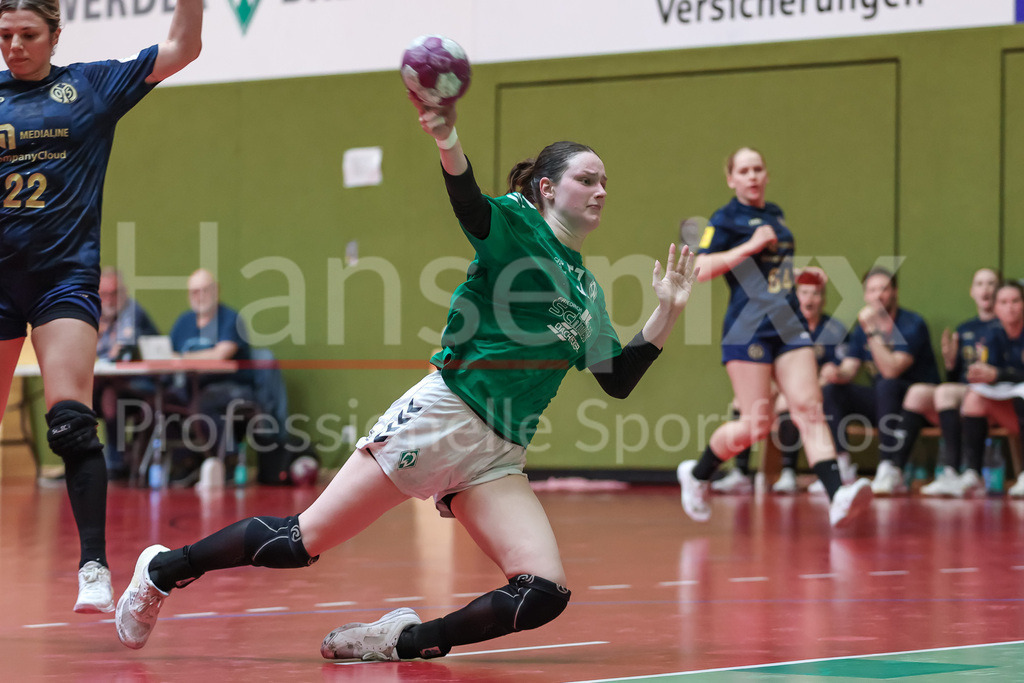 Handball, 2. Bundesliga Frauen, SV Werder Bremen - 1. FSV Mainz 05 | v.li.: Alina Defayay (SV Werder Bremen, 57) beim Wurf, am Ball, Spielszene, Aktion, Action