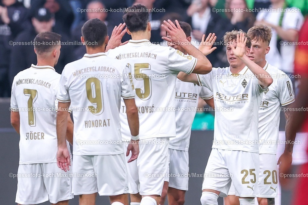 BMG02082501014 | 02.08.2025, Fußball, Borussia Mönchengladbach - FC Valencia, 125 Jahrfeier Jubiläumsspiel, Borussia-Park, Saison 2025 2026: Torjubel nach dem Tor zum 1:0 durch Torschütze Robin Hack (Borussia Mönchengladbach #25)  zusammen mit  der Mannschaft DFB regulations prohibit any use of photographs as image sequences and or quasi-video.