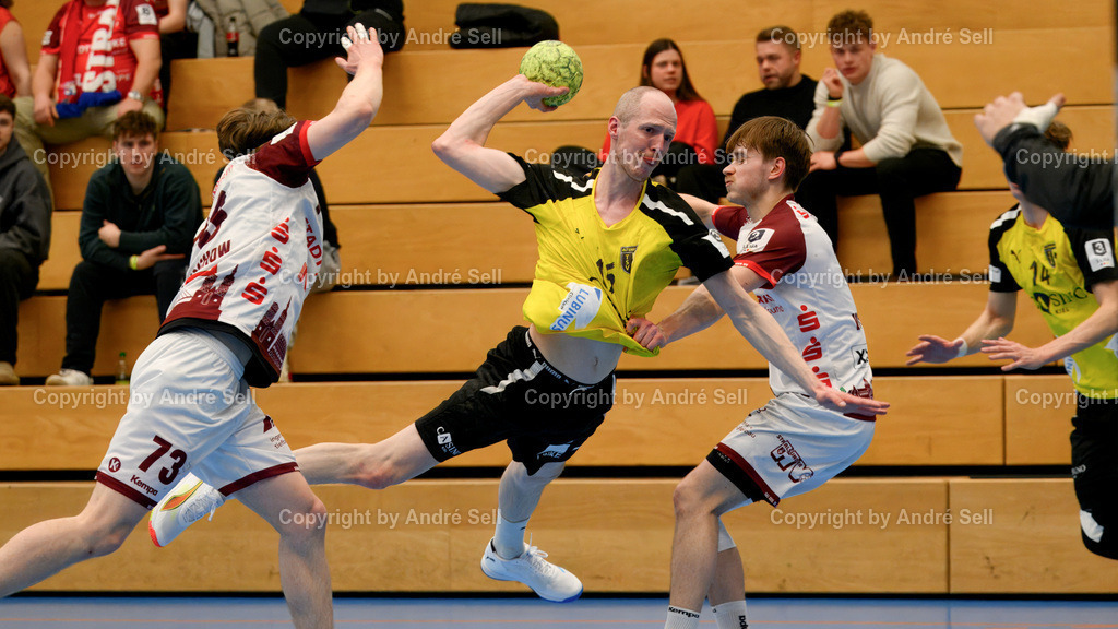 TSV Altenholz vs Stralsunder HV | Linus Dahmke (TSVA #15) vs Paul Schmischow (Stralsund #73) &amp; Fredrik von Troil (Stralsund #19) / Handball 3. Liga Nord-Ost Männer 2025/2026 / TSV Altenholz vs Stralsunder HV / Edgar-Meschkat-Halle / Altenholz / 01.03.26 - Realisiert mit Pictrs.com
