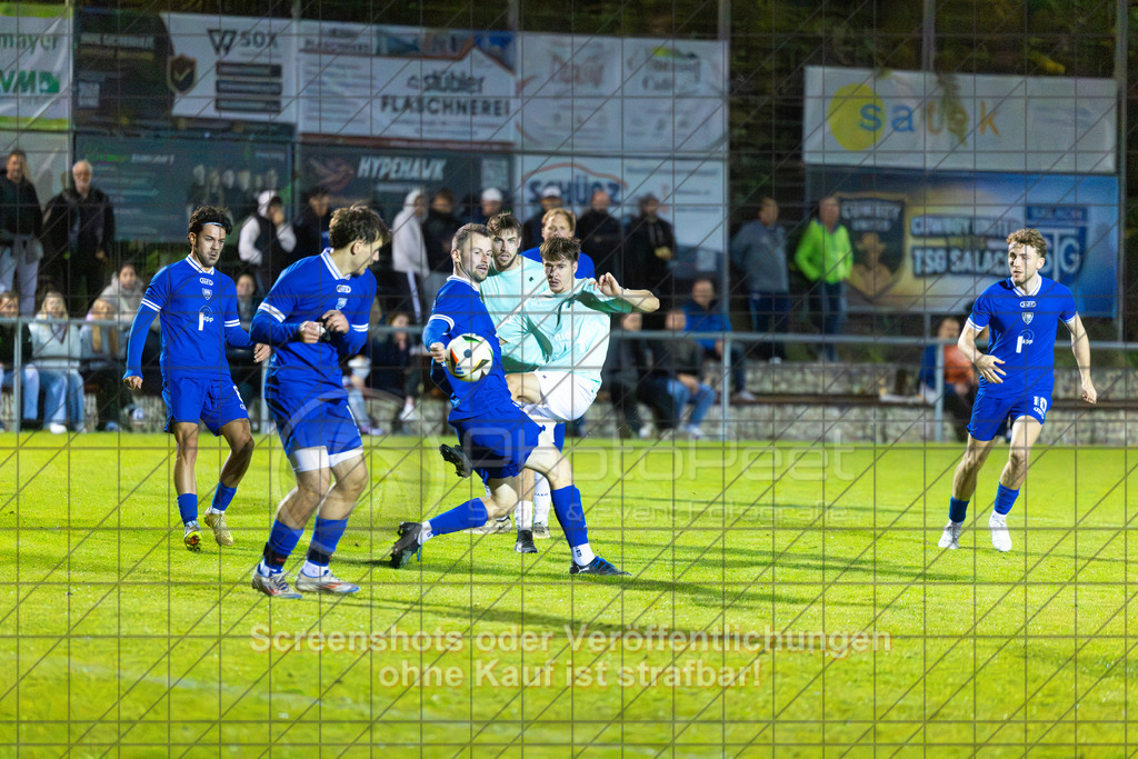 20261015_204049_0205_(c)_by_PhotoPeet | Artur Schacht (TSG Salach #35) gefährlich vor dem TorTSG Salach (türkis) vs. VfB Neuffen (blau), Fußball, Bezirksliga - Bezirk Neckar/Fils, 08. Spieltag, Saison 2026/2027, Rasensportplatz, Staufenecker Straße, 73084 Salach, 15.10.2026 - 19:30 Uhr,Foto: PhotoPeet / Sport- &amp; Eventfotografie / Peter Harich