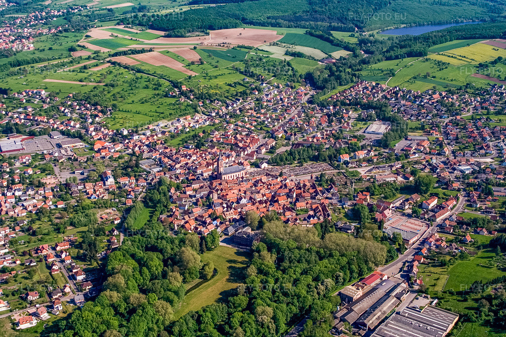 Vue aérienne: Vue d'ensemble de la ville depuis le sud à Reichshoffen dans le département Bas Rhin, France – .Photo: IMG_10839.jpg prise le 12/05/2008 par Werner Riehm/FLY-FOTO.eu – Résolution de l'original: 3456 x 2304 px
