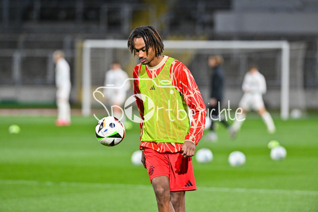 FC Bayern Amateure - FC Augsburg II | im Bild Jonah Daniel KUSI-ASARE (FC Bayern München II #9) beim warmmachen vor der Partie / Einzelfoto / Freisteller / Regionalliga Bayern: FC Bayern Muenchen II - FC Augsburg II, Gruenwalder Stadion am 14.03.2025