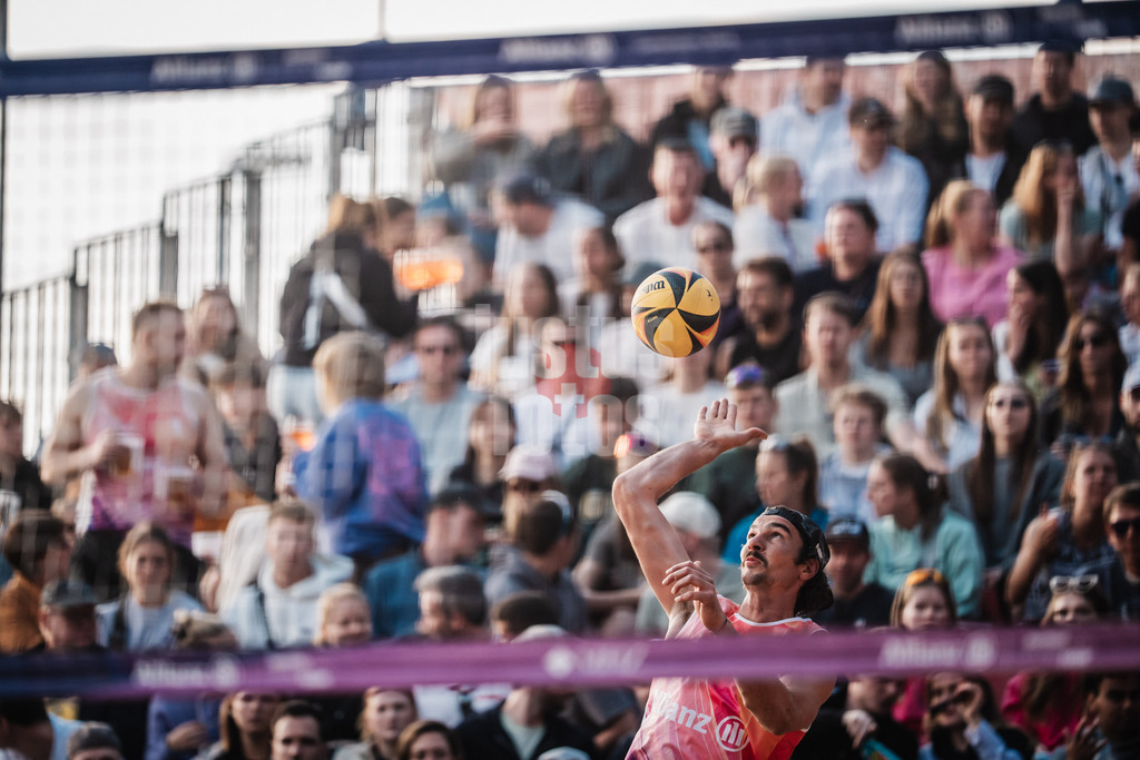 Beachvolleyball | Männer | Allianz German Beach Tour 2025 | Tourstop Düsseldorf | 17.05.2025 | Aufschlag von Jannik Kühlborn