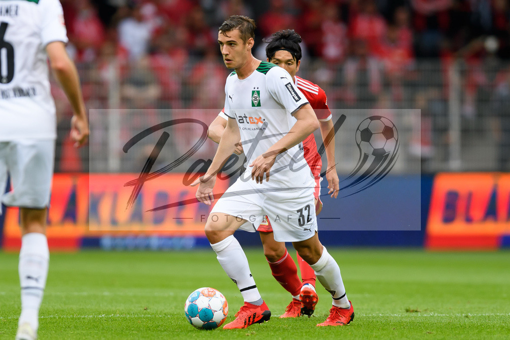 FCUBMG20210829_133 | Fussball, Herren: Florian Neuhaus (Borussia Moenchengladbach) in Aktion, am Ball, Einzelaktion beim Spiel der 1. Bundesliga zwischen 1. FC Union Berlin und Borussia Moenchengladbach im Stadion An der Alten Foersterei am 29.08.2021 in Berlin, Deutschland. - Realisiert mit Pictrs.com