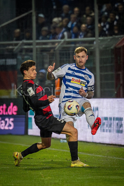 3. Liga: FC Viktoria Köln - MSV Duisburg, 21.12.2025 | Leonhard Münst (Viktoria Köln, 5) und Florian Egerer (MSV Duisburg, 28) ; Köln, 21.12.2025, 19. Spieltag der 3. Fußball-Liga, FC Viktoria Köln - MSV Duisburg im Sportpark Hoehenberg in Köln.Die DFL-Bestimmungen verbieten die Verwendung von Fotografien als Bildsequenzen und / oder Quasi-Videos.