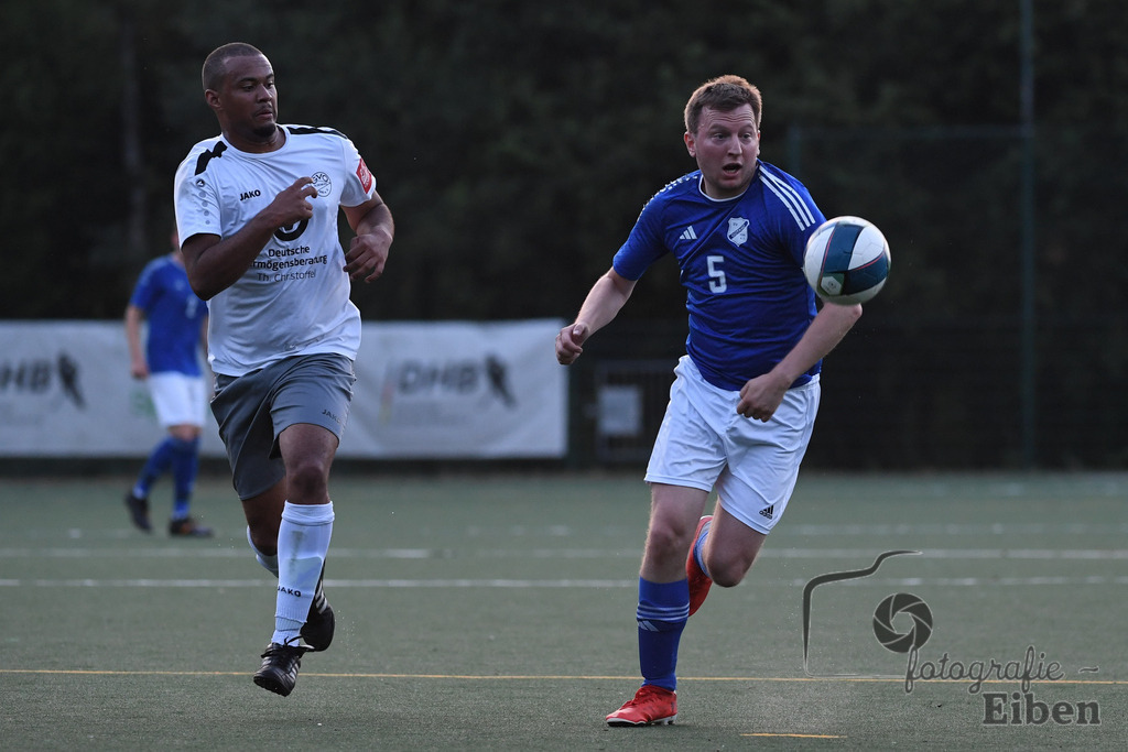 GVO Oldenburg 2-SV GOTANO | Herren Kreisliga; GVO Oldenburg 2 (weiß)-SV GOTANO (blau) am 15.08.2025 in Oldenburg (Sportanlage GVO); Photo: Philip Eiben 2025 - Realisiert mit Pictrs.com