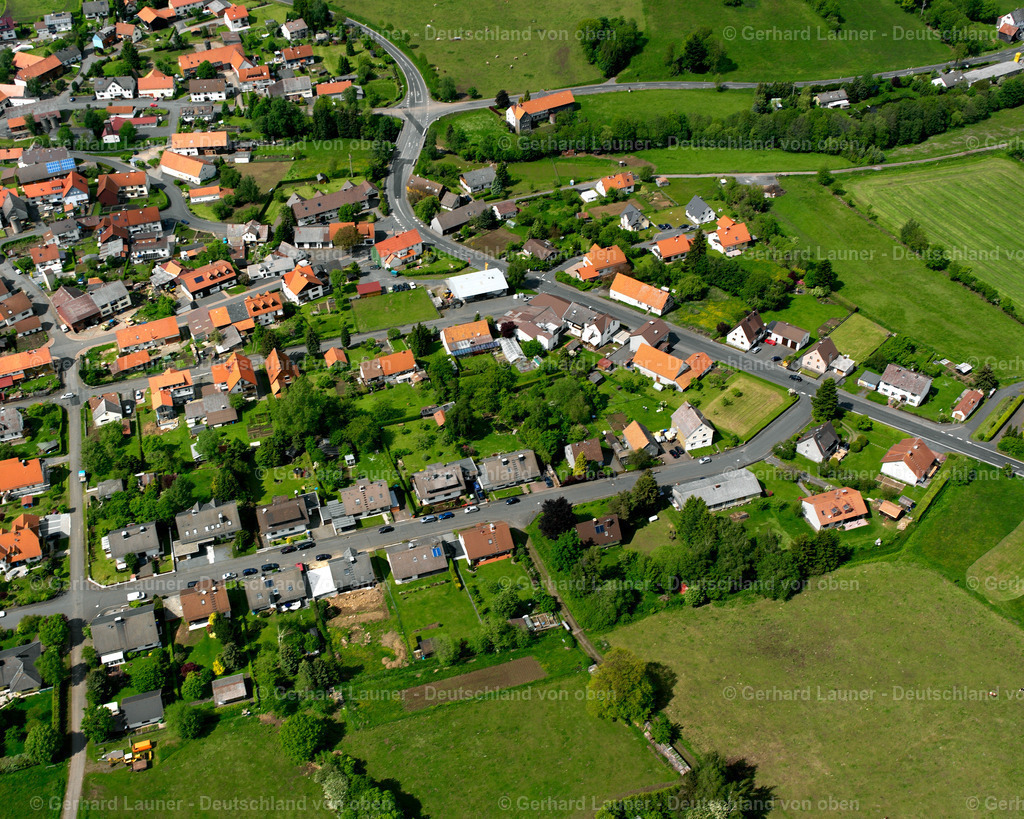 2615419 | LANZENHAIN 09.06.2006 Ortsansicht am Rande von landwirtschaftlichen Feldern und Nutzflächen  in Lanzenhain im Bundesland Hessen, Deutschland // Village view on the edge of agricultural fields and land  in Lanzenhain in the state Hesse, Germany Foto: Gerhard Launer