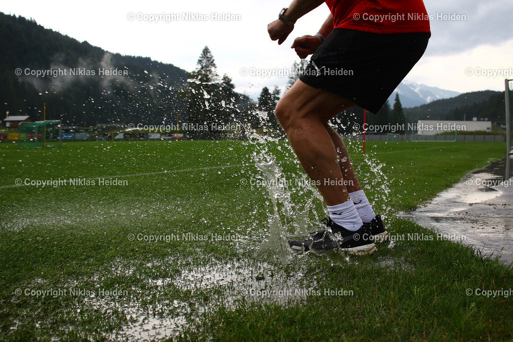 NH_HolsteinKiel_Trainingslager_Oesterreich_Training_27072024 | Nach dem Gewitter war der Rasen in der Sports Arena Seefeld nicht mehr zu bespielen. Das Wasser war deutlich zu sehen.Fußball I Herren I Training I Saison 2024-2025 I Holstein Kiel I Trainingslager Seefeld (Österreich) I 27.07..2024 I Seefeld Sports Arena
