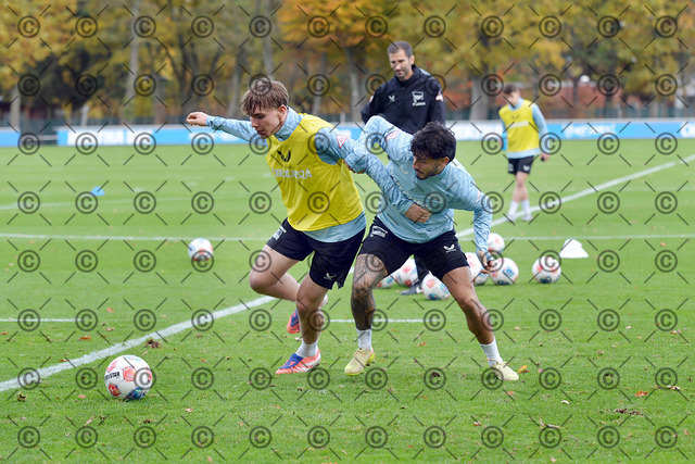 RGE_6637b | Hertha BSC, 2.Bundesliga, Herren, Saison 2025/26, Training, im Bild von li. Kennet Eichhorn ( Hertha BSC ),  Kevin Sessa ( Hertha BSC ),   Fotograf:  Ralf Gebhardt,  - Realisiert mit Pictrs.com
