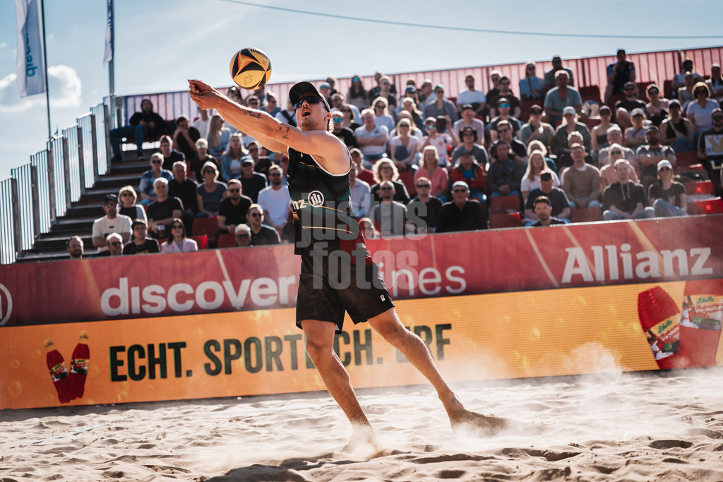 Beachvolleyball | Männer | Allianz German Beach Tour 2025 | Tourstop Düsseldorf | 09.05.2025 | Simon Pfretzschner spielt den Ball