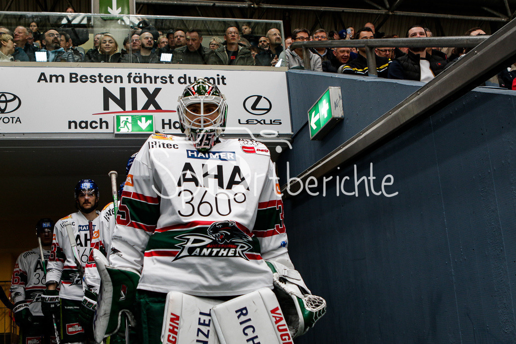 Löwen Frankfurt - Augsburger Panther | Markus KELLER (AEV #35) fuehrt sein Team aufs Eis
