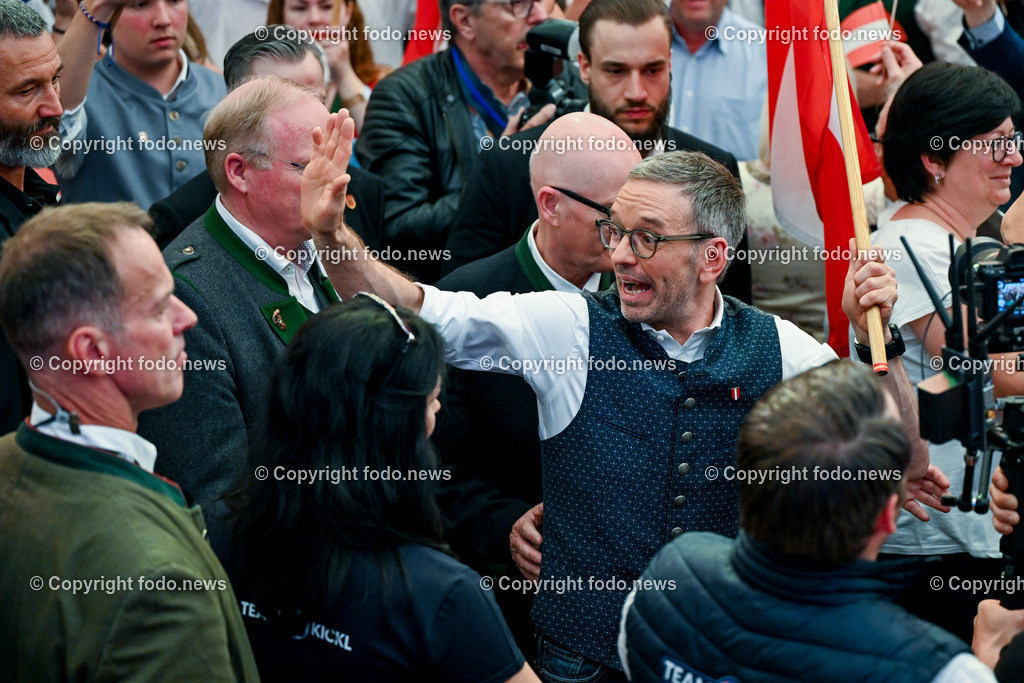 Urfahraner Jahrmarkt_ 1.Mai Kundgebung FPOE_ 01.05.2025-93 | 01.05.2025, Urfahraner Jahrmarkt, AUT, 1.Mai Kundgebung FPOE, im Bild Einzug von Manfred Haimbuchner (FP, Landeshauptmann Stellvertreter Ooe) und Herbert Kickl (FP, Bundesparteiobmann), Besucher im Bierzelt der 1.Mai Kundgebung FPOE