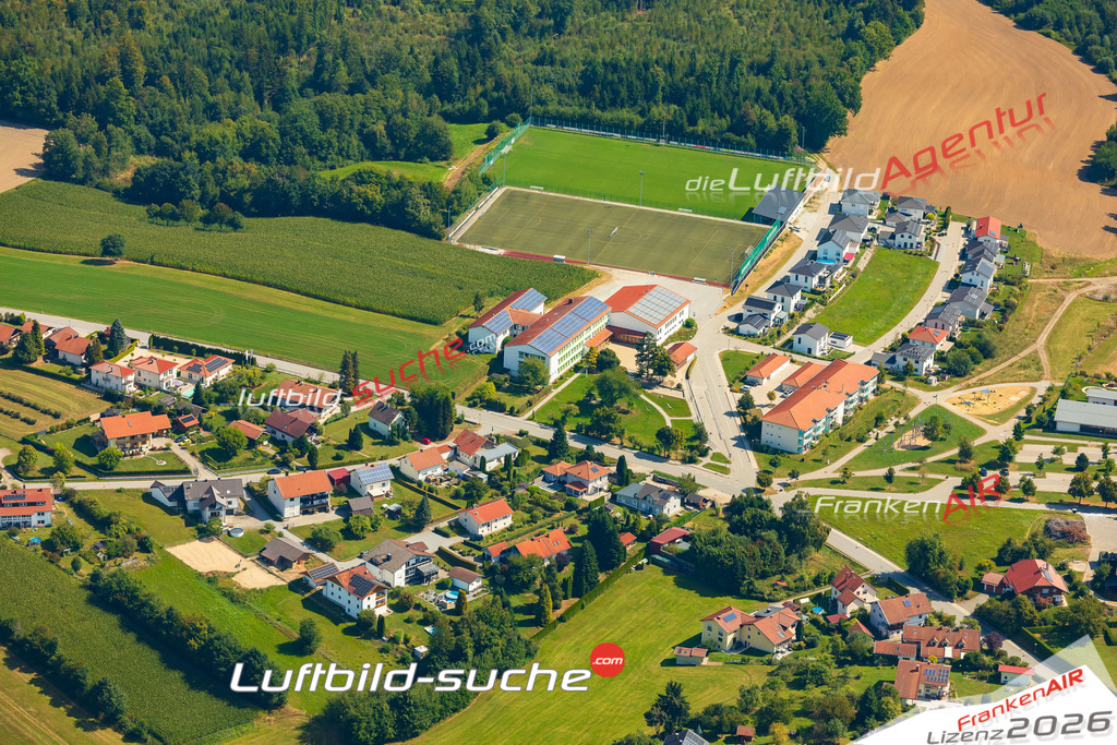 Luftaufnahme von Schule Thyrnau Bild- Das Luftbild wurde 2025 vom UL-Flugzeug heraus erstellt ( keine Drohne ) - Hochauflösende Luftaufnahme -Nicht vergleichbar mit Google Maps oder Satelittenbilder- Die Geschenkidee !Mit Lizenz und Bildrechte bestellbar