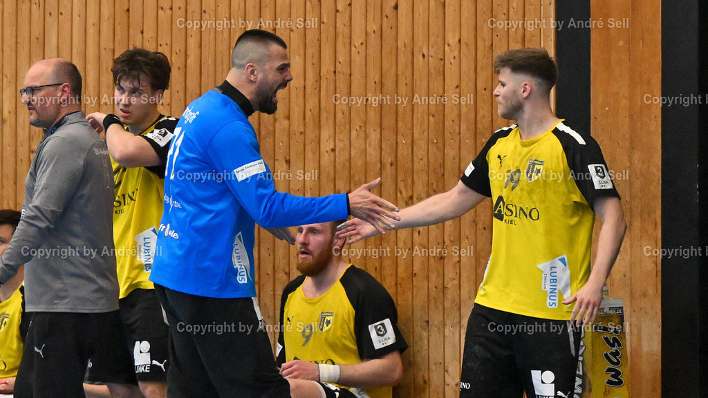 TSV Altenholz vs EHV Aue | Jubel über einen gehaltenen Ball bei Tom Landgraf (TSVA #71) &amp; Hannes Glindemann (TSVA #19) / Handball 3. Liga Nord-Ost Männer 2025/2026 / TSV Altenholz vs EHV Aue / Edgar-Meschkat-Halle / Altenholz / 18.04.26 - Realisiert mit Pictrs.com