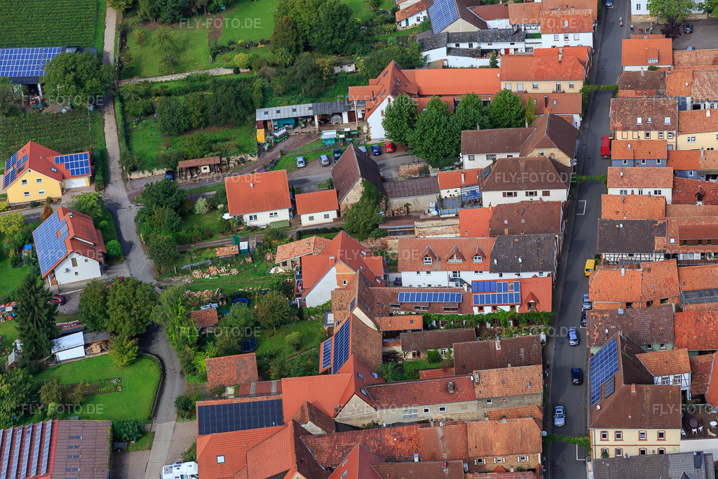 Luftbild: Am Pfarrgarten im Ortsteil Heuchelheim in Heuchelheim-Klingen im Bundesland Rheinland-Pfalz in Deutschland. Foto: IMG_072676.jpg vom 19.09.2014 durch Werner Riehm/FLY-FOTO.deAuflösung des Originals: 5472 x 3648 px