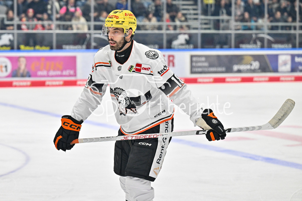 Augsburger Panther - Löwen Frankfurt | im Bild Markus LAURIDSEN (Löwen Frankfurt #18) / Freisteller / Einzelfot / DEL: Augsburger Panther - Löwen Frankfurt, Curt Frenzel Stadiom am 11.10.2024