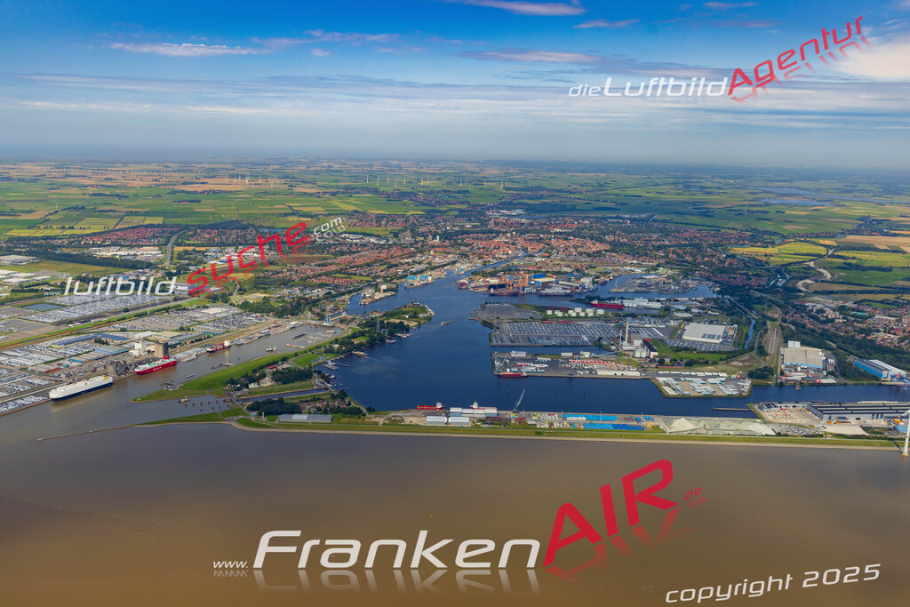 Hafen Emden Bild- Das Luftbild wurde 2025 vom UL-Flugzeug heraus erstellt ( keine Drohne bzw. Drohnenaufnahme ) - Hochauflösende Luftaufnahme -Nicht vergleichbar mit Google Maps oder Satelittenbilder- Die Geschenkidee !Mit Lizenz und Bildrechte bestellbar - CC